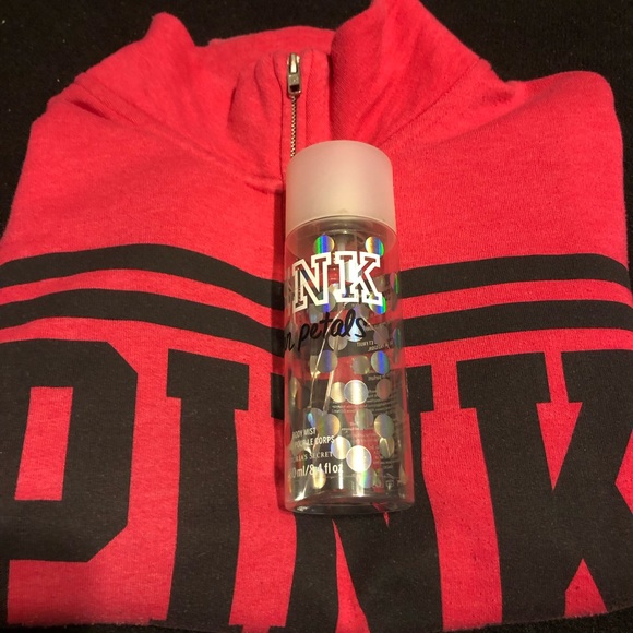 ❌ SOLD ❌ Victoria Secret Pull Over - Picture 3 of 7